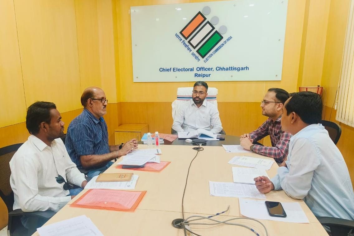 छत्तीसगढ़ के अतिरिक्त मुख्य निर्वाचन पदाधिकारी नीलेश कुमार महादेव क्षीरसागर ने डाक विभाग के अधिकारियों से सेवा मतदाताओं से प्राप्त डाक मतपत्रों के वितरण के लिए नोडल अधिकारी और पोस्टमैन नियुक्त करने को कहा