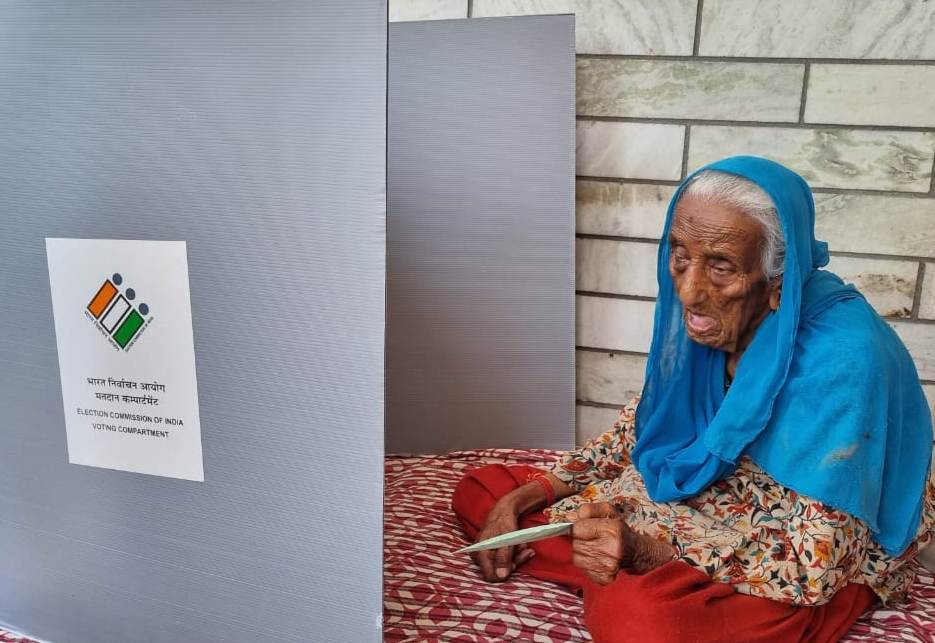जोगिन्दर नगर विधानसभा निर्वाचन क्षेत्र में वरिष्ठ व दिव्यांग मतदाता घर पर ही पोस्टल बैलेट से मतदान कर रहे हैं