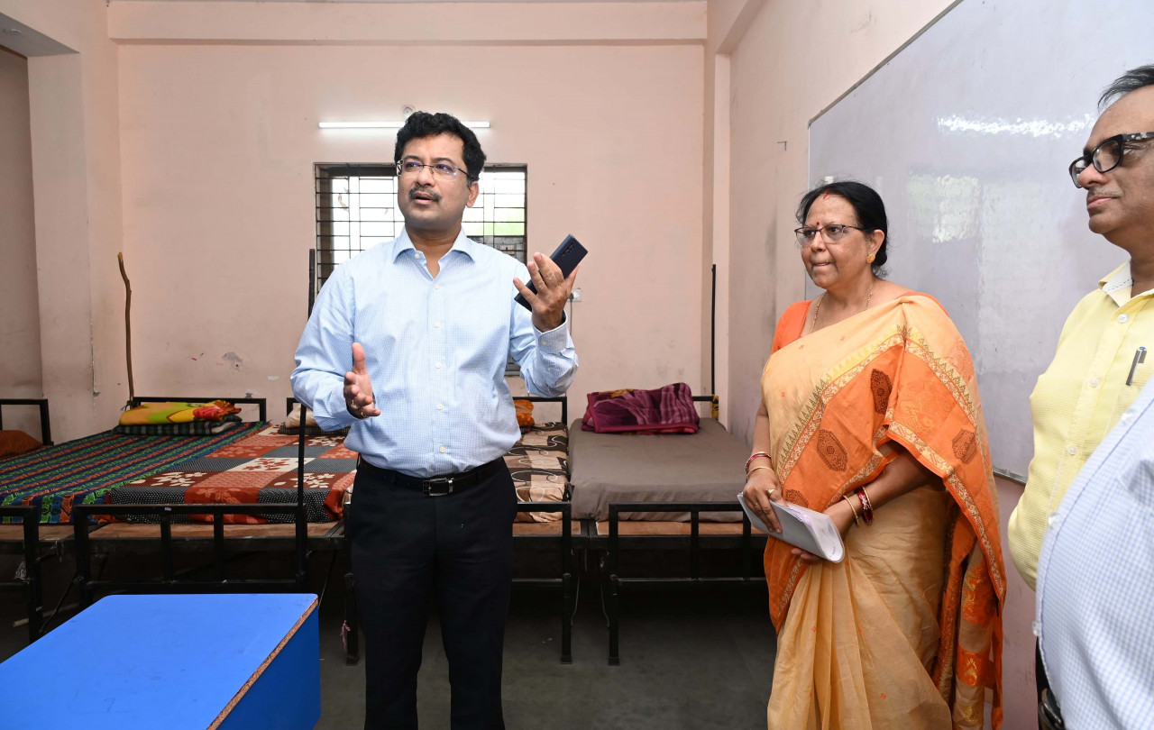 छत्तीसगढ़ के आदिम जाति, अनुसूचित जाति और अन्य पिछड़ा वर्ग तथा अल्पसंख्यक विकास विभाग के प्रमुख सचिव सोनमणि बोरा ने रायपुर के सड्डू स्थित प्रयास आवासीय विद्यालय का निरीक्षण किया
