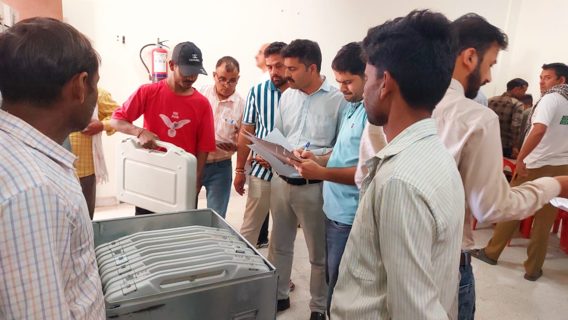 ऊना जिले में चुनावों में प्रयोग में आने वाली ईवीएम-वीवीपैट मशीनों का रेंडमाइजेशन का कार्य पूरा