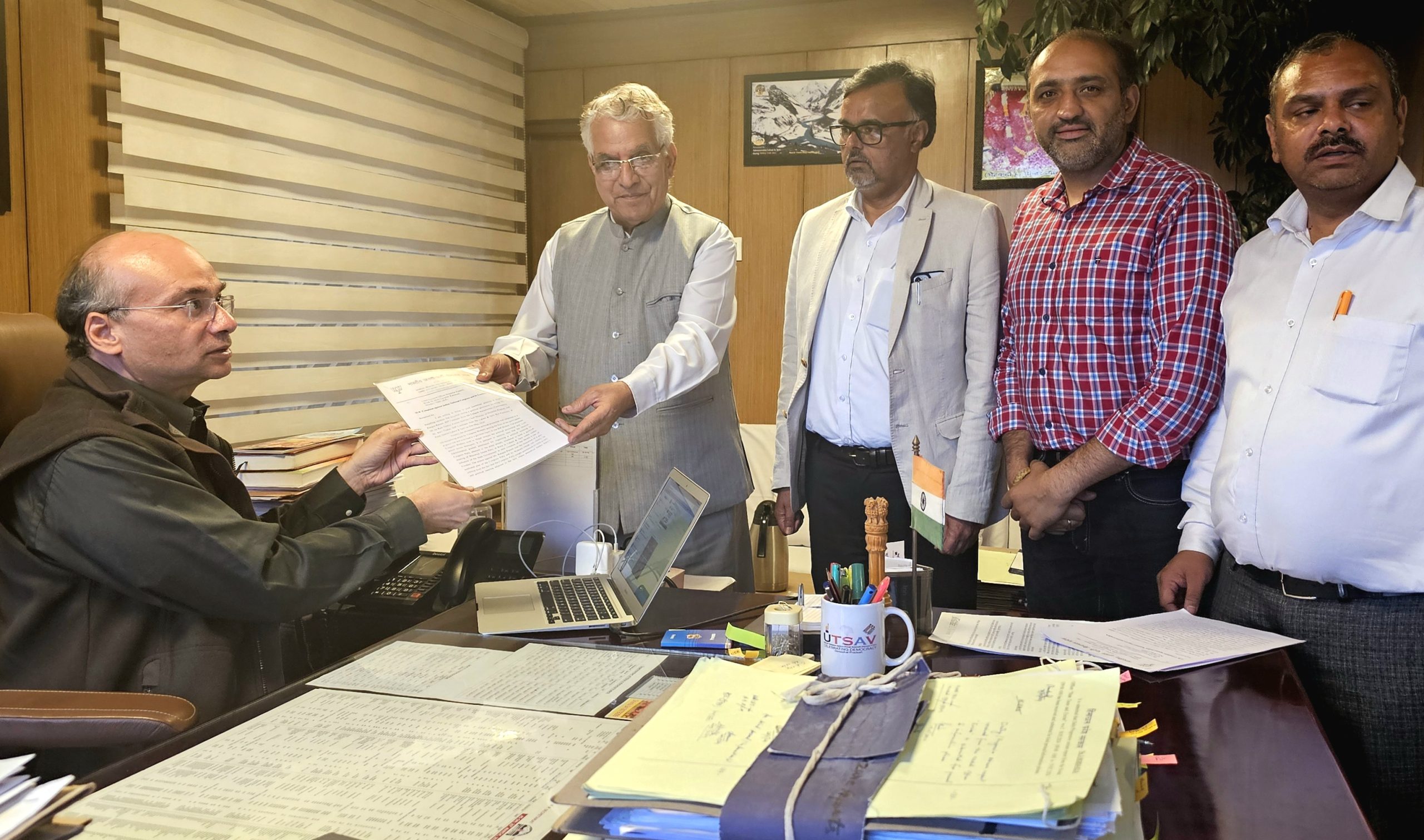 भाजपा ने आरोप लगाया कि जिला प्रशासन व हिमाचल प्रदेश चुनाव आयोग प्रदेश सरकार के दवाब में आकर काम कर रहा है