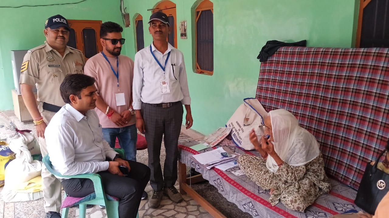 जिला निर्वाचन अधिकारी डीसी हेमराज बैरवा ने होम वोटिंग तथा ईवीएम वीवीपैट का निरीक्षण किया