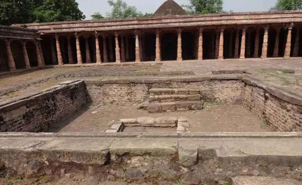 धार के ऐतिहासिक स्मारक भोजशाला का वैज्ञानिक सर्वे लगातार जारी है