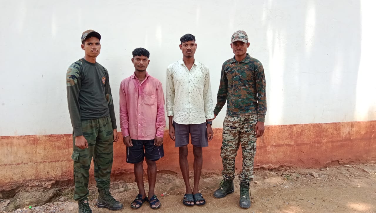दंतेवाड़ा जिले के अरनपुर थाना क्षेत्र में भी पुलिस ने 2 माओवादियों को गिरफ्तार किया