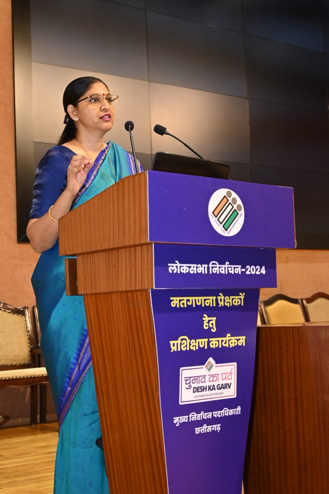मुख्य निर्वाचन पदाधिकारी रीना बाबासाहेब कंगाले ने रायपुर में मतगणना प्रेक्षकों के प्रशिक्षण कार्यक्रम को संबोधित किया