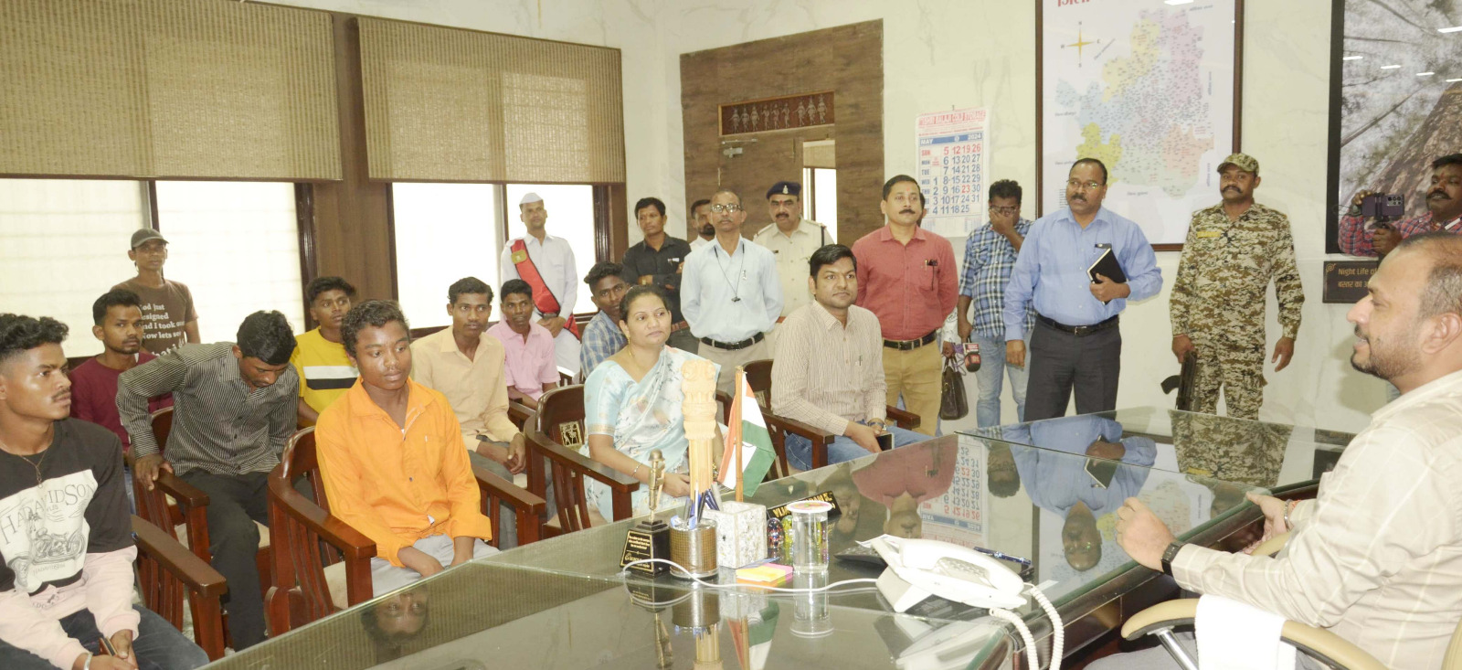 कर्नाटक और तेलंगाना में बंधक बनाए गए छत्तीसगढ़ के बस्तर जिले के उन्नीस में से तेरह मजदूरों को सुरक्षित छत्तीसगढ़ लाया गया