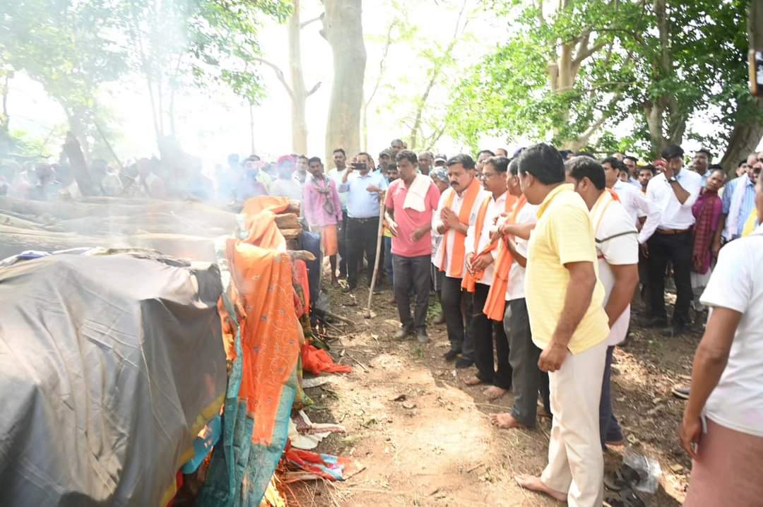 कबीरधाम जिले में हुई सड़क दुर्घटना के मृत उन्नीस में से 17 लोगों का आज सेमरहा गांव में अंतिम संस्कार किया गया