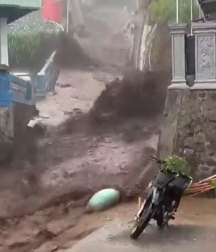 इंडोनेशिया के दक्षिण सुलावेसी प्रांत में भारी बारिश और बाढ़ के कारण भूस्खलन से कम से कम 15 लोगों की मौत