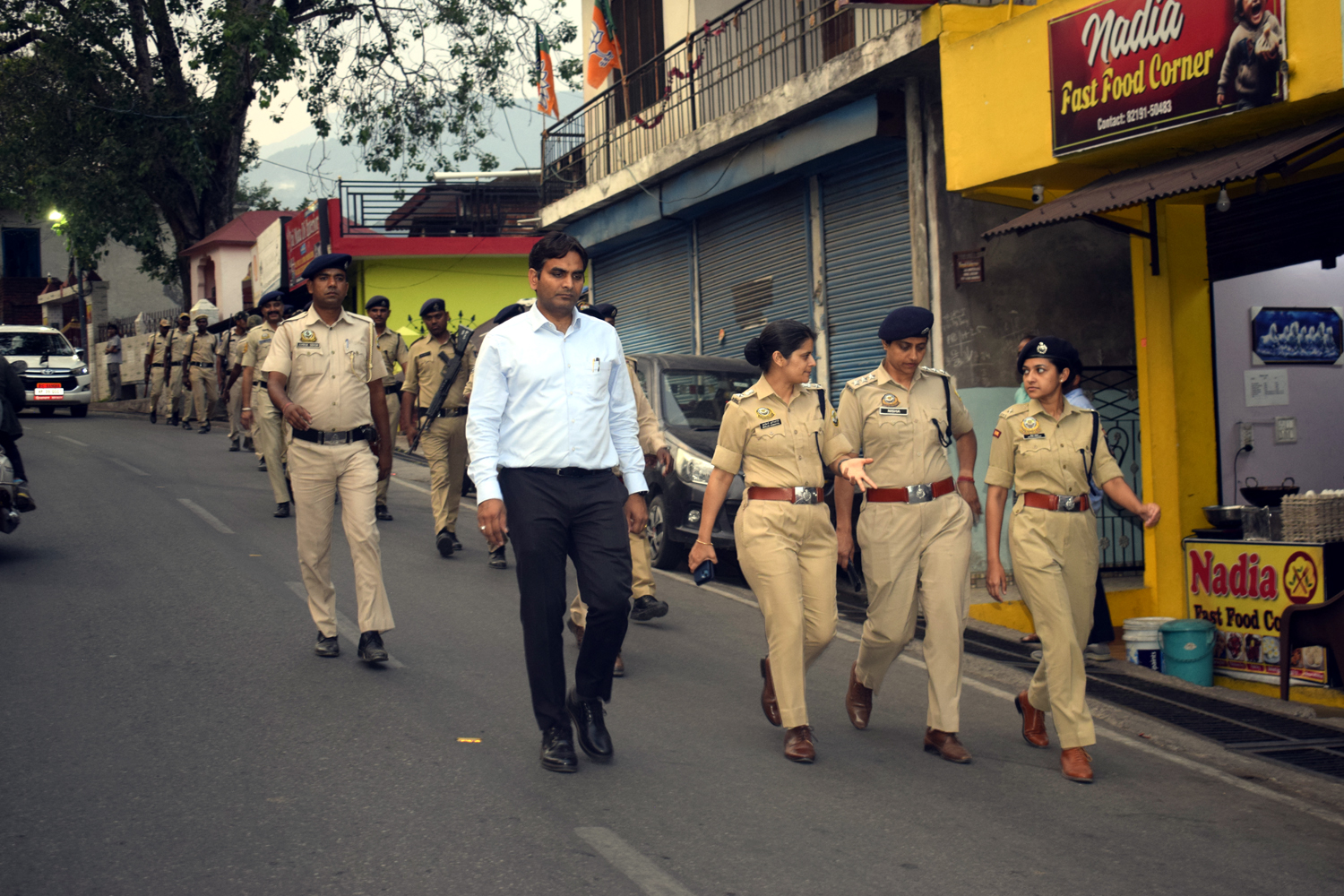प्रचार अभियान की अवधि समाप्त होने पर सुरक्षा कर्मियों ने धर्मशाला में फ्लैग मार्च कर शांतिपूर्वक तथा पारदर्शी तरीके से निर्वाचन प्रक्रिया को संपन्न करवाने का संदेश दिया