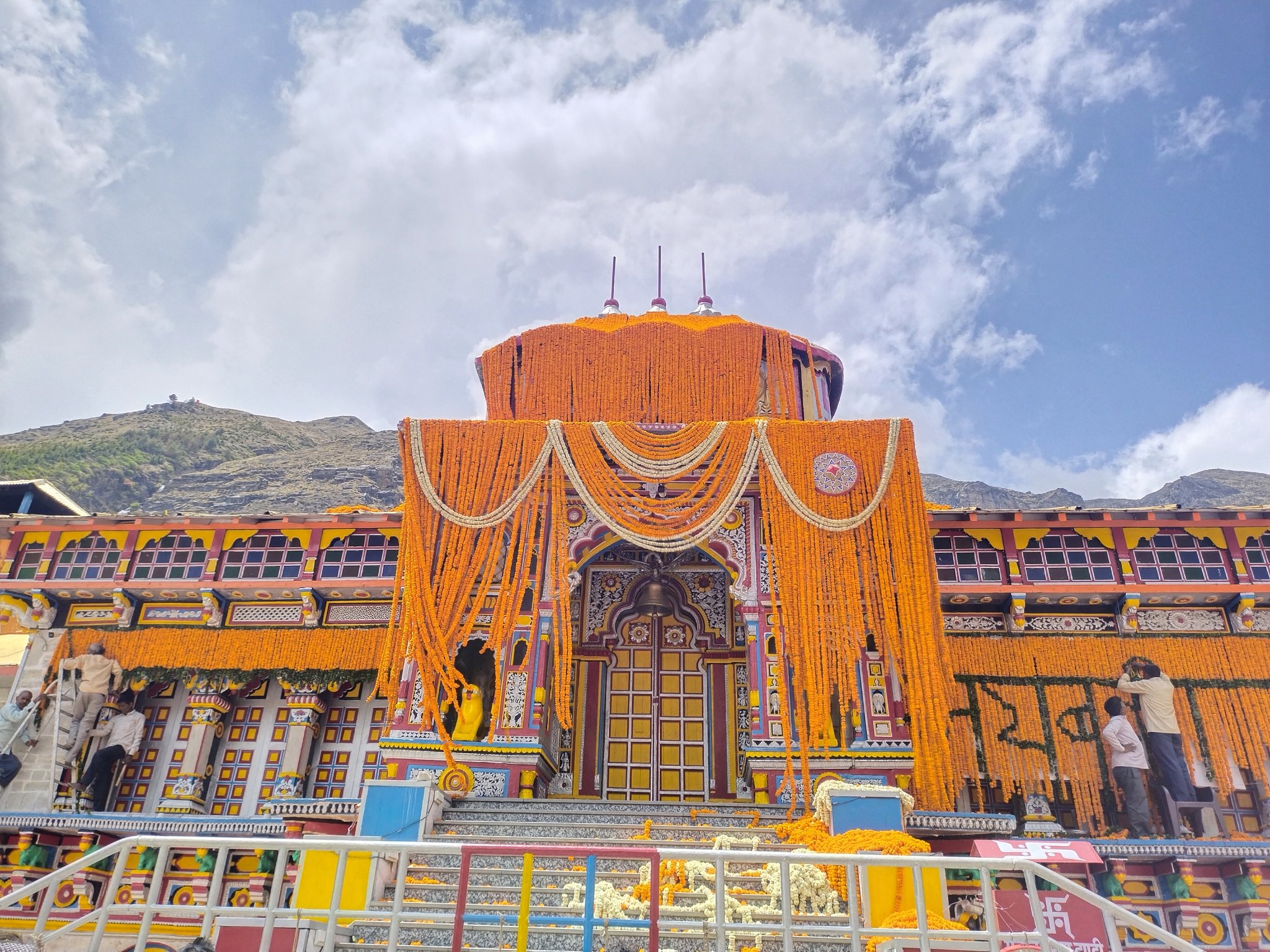 प्रसिद्ध बद्रीनाथ तीर्थस्‍थल के कपाट कल सुबह श्रद्धालुओं के लिए खुलेंगे