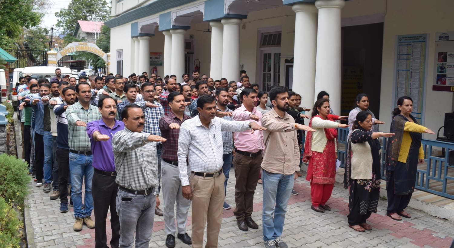उपायुक्त कार्यालय परिसर चंबा में मतदान वारे दिलवाई गई शपथ