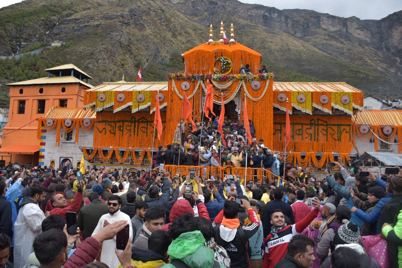 उत्तराखंड में स्थित विश्वप्रसिद्ध बद्रीनाथ धाम के कपाट आज सुबह श्रद्धालुओं के दर्शनार्थ खोले गए