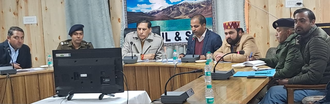लाहौल स्पीति के मुख्यालय केलांग में मुख्य सचिव प्रबोध सक्सेना ने चुनावों का जायजा लिया