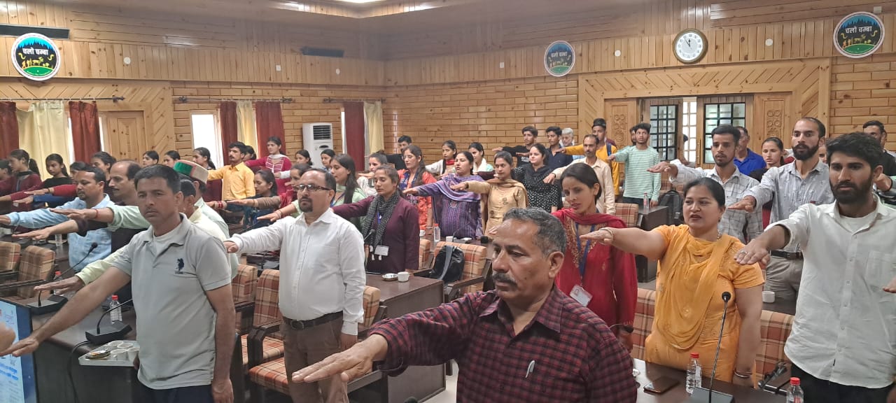 ज़िला निर्वाचन अधिकारी मुकेश रेपसवाल ने चुनाव आईकॉन पदमश्री विजय शर्मा को सम्मानित किया