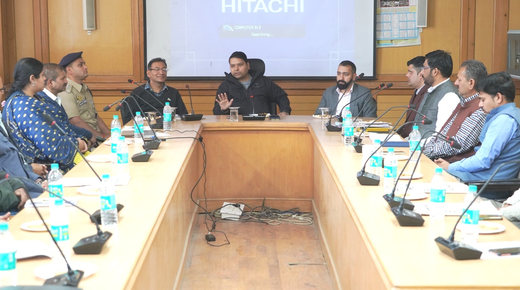 उपायुक्त किन्नौर डॉ. अमित कुमार शर्मा ने अपने कार्यालय कक्ष में सड़क सुरक्षा के संदर्भ में बैठक ली