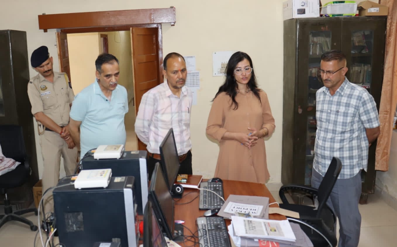 उपायुक्त सिरमौर सुमित खिमटा ने लोकसभा चुनाव-2024 के दृष्टिगत जिला लोक सम्पर्क अधिकारी कार्यालय नाहन में स्थापित जिला स्तरीय मीडिया सर्टिफिकेशन एण्ड मॉनिटरिंग कमेटी के कार्यालय का निरीक्षण किया