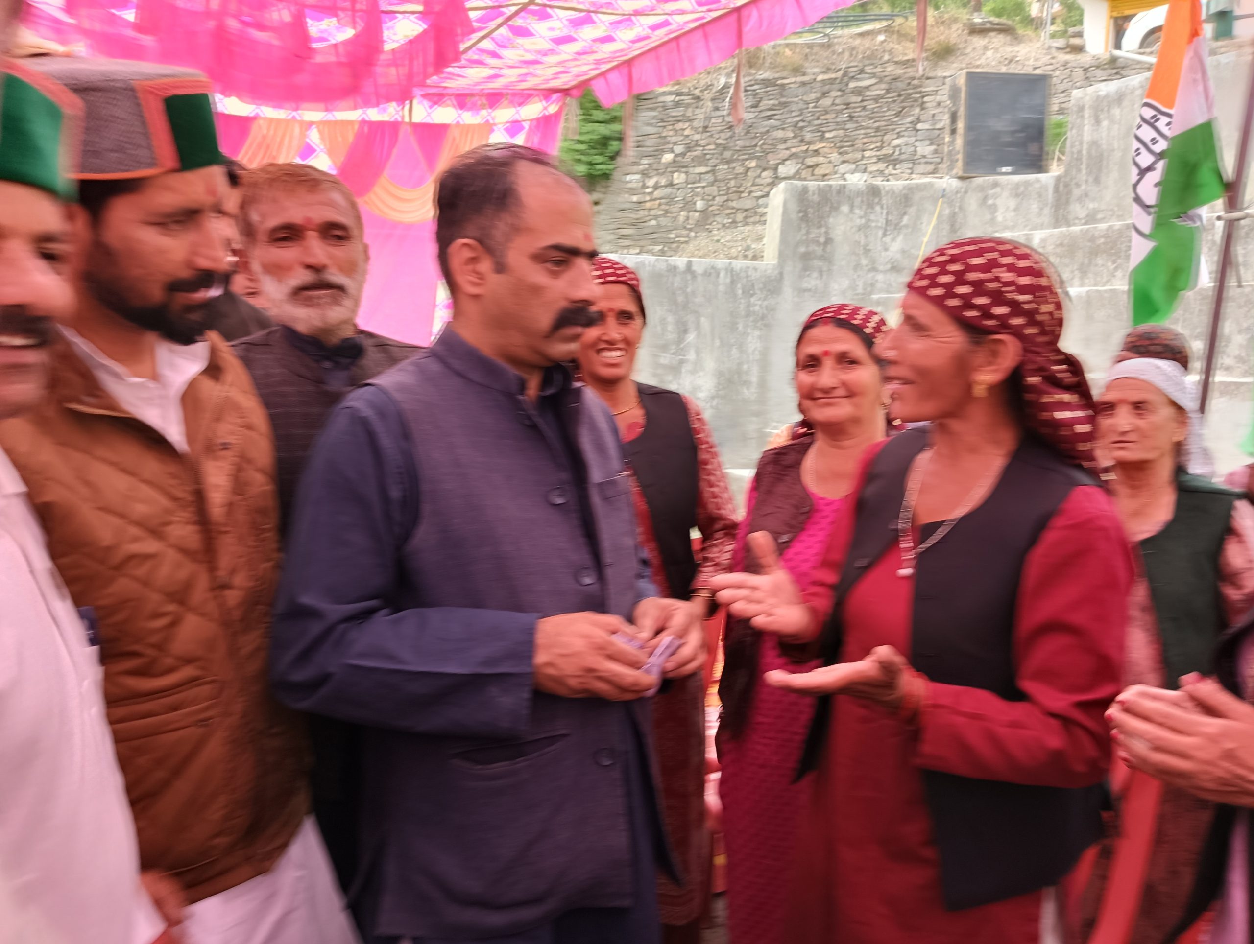 ग्रामीण विकास एवं पंचायतीराज मंत्री अनिरुद्ध सिंह  के चुनाव के दौरान ग्रामीणों ने उठाई मांग