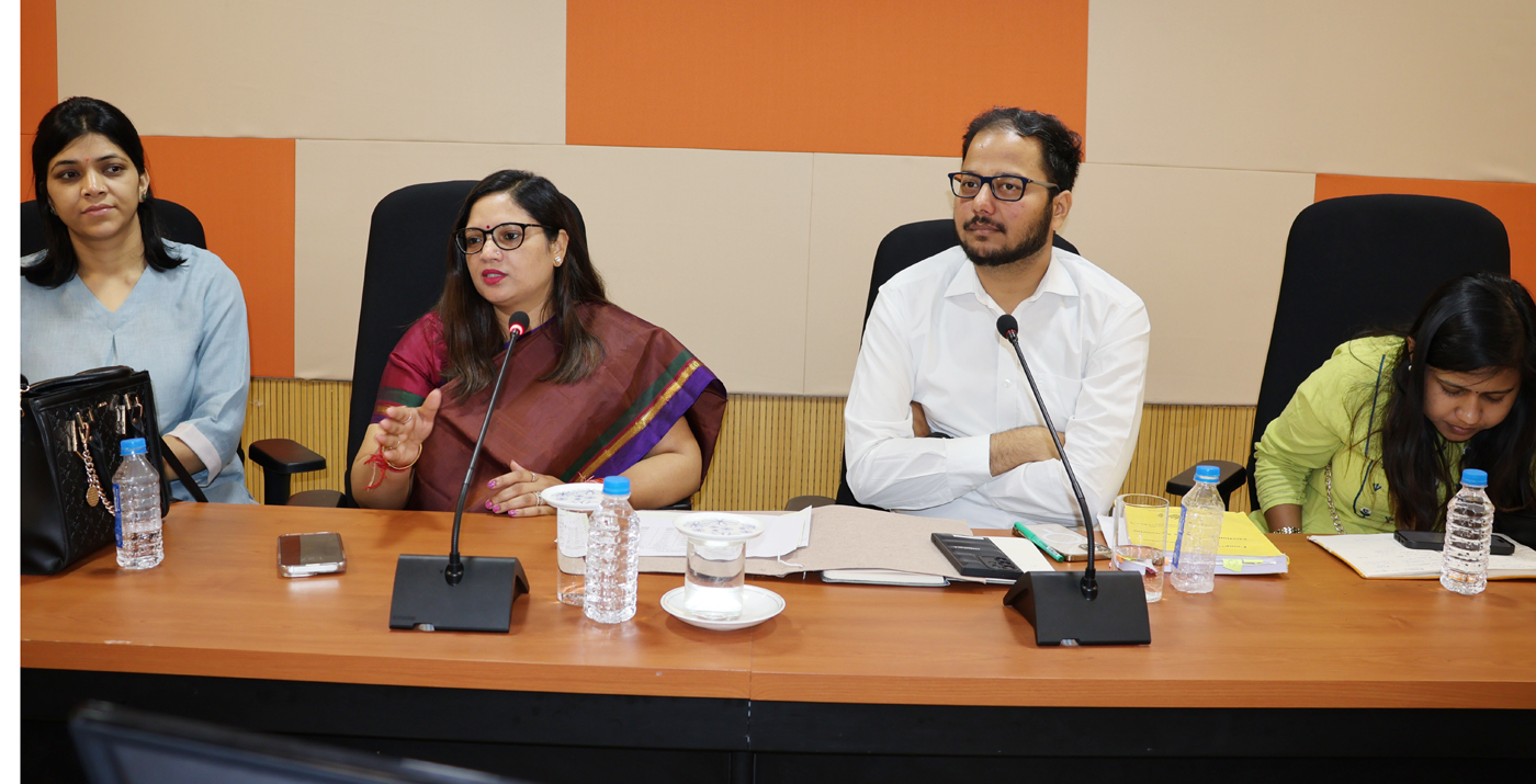 व्यय पर्यवेक्षक ने उम्मीदवारों एवं राजनीतिक पार्टियों के प्रतिनिधियों तथा व्यय अधिकारियों के साथ बैठक कर चुनावी खर्चे का निरीक्षण किया