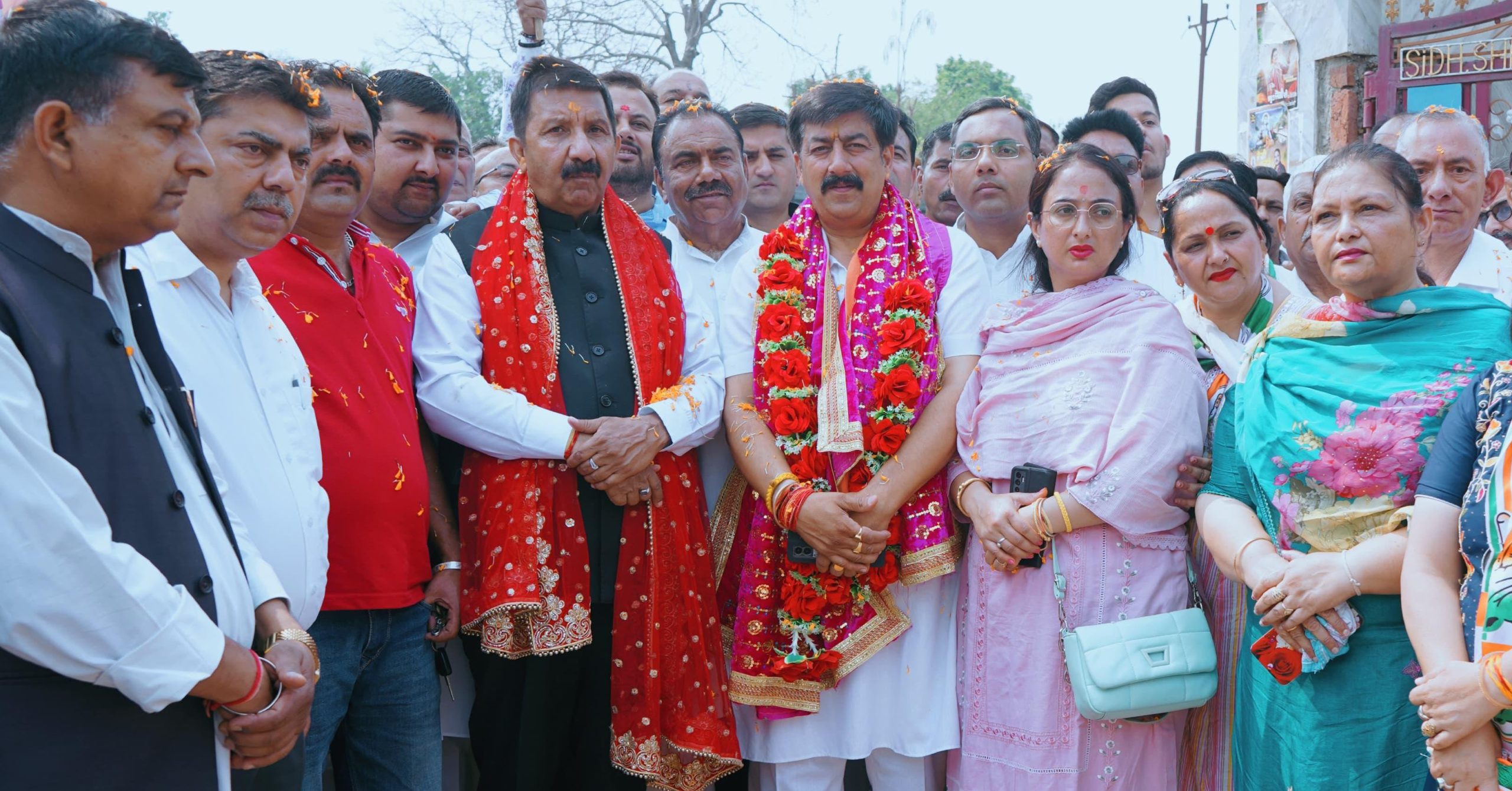 हिमाचल प्रदेश के उपमुख्यमंत्री मुकेश अग्निहोत्री ने कुटलैहड़ के कांग्रेस-प्रत्याशी विवेक शर्मा के नामांकन से पूर्व उनसे व उनके समर्थकों से भेंट की