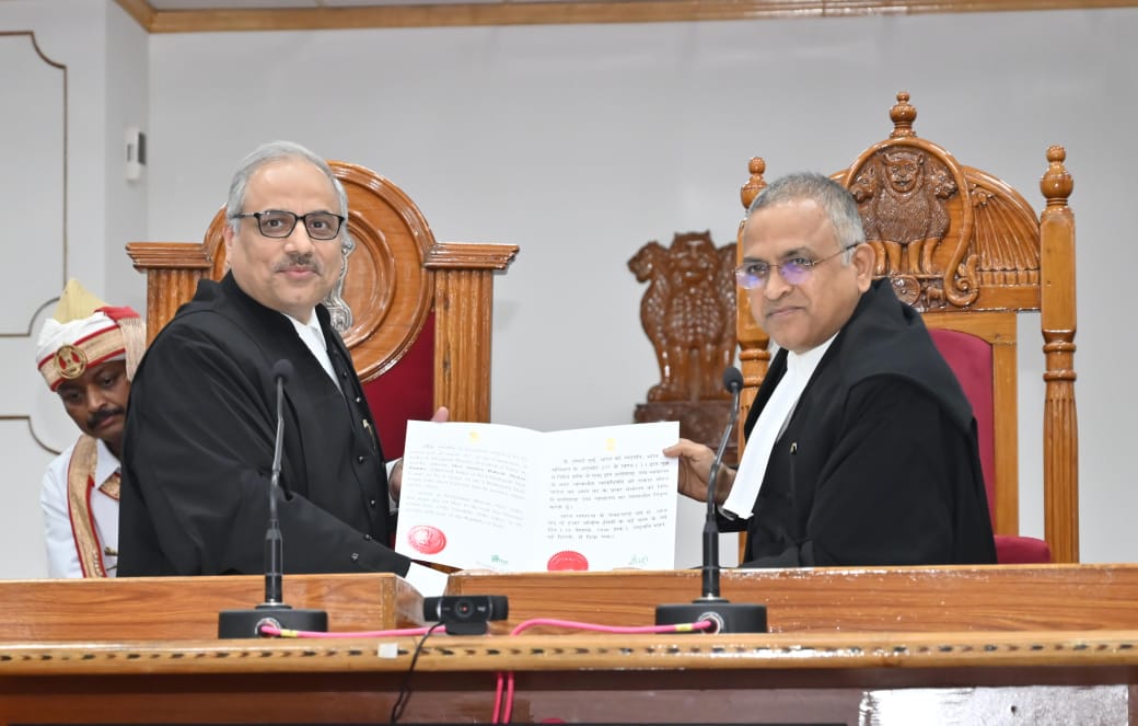 छत्तीसगढ़ उच्च न्यायालय के मुख्य न्यायाधीश रमेश सिन्हा ने तीन न्यायाधीशों को शपथ दिलाई