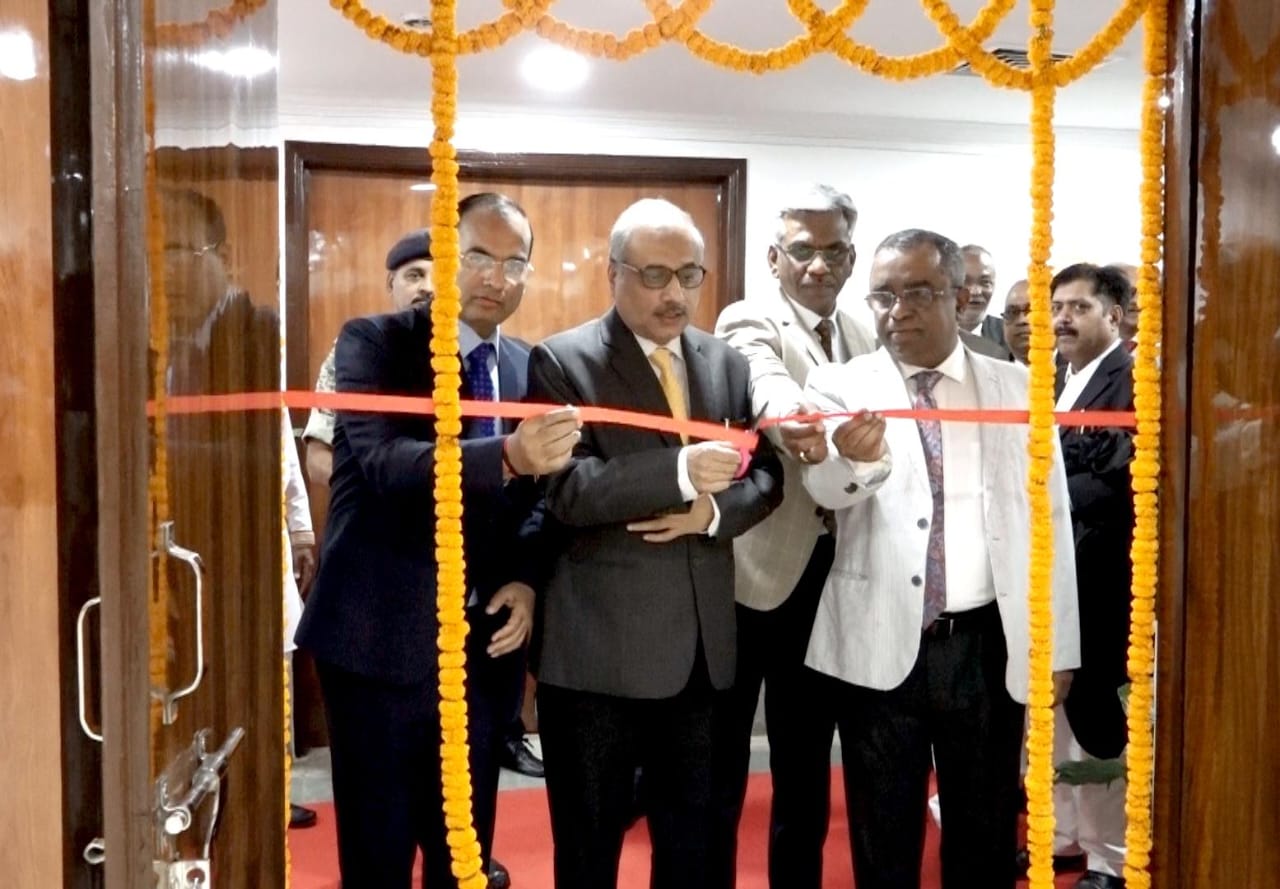 उच्च न्यायालय के मुख्य न्यायाधीश रमेश सिन्हा ने उच्च न्यायालय भवन में आर्काइव और म्यूजियम कक्ष का उद्घाटन किया।