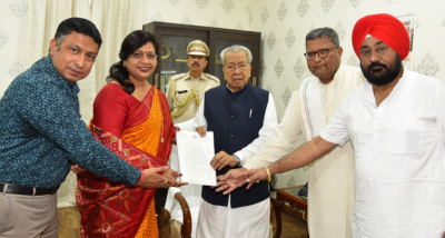 नीट परीक्षा में करीब 400 विद्यार्थियों के साथ हुए कथित अन्याय को लेकर कांग्रेस के एक प्रतिनिधिमंडल ने राजभवन में छत्तीसगढ़ के राज्यपाल विश्वभूषण हरिचंदन से मुलाकात कर ज्ञापन सौंपा