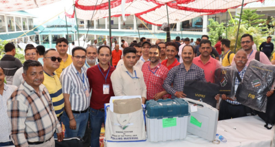 नाहन विधानसभा क्षेत्र में मतदान के लिए नियुक्त 140 पोलिंग पार्टियों में से 99 पोलिंग पार्टियों को सम्बन्धित मतदान केन्द्रों के लिए रवाना कर दिया गया