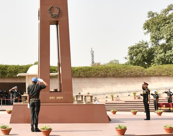 संयुक्त राष्ट्र शांति दूत अंतर्राष्ट्रीय दिवस पर राष्ट्रीय समर स्मारक पर शहीदों को श्रद्धांजलि