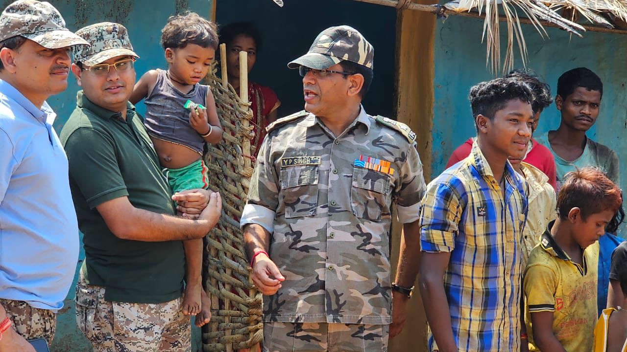 मोहला-मानपुर-अंबागढ़ चौकी जिले में पुलिस द्वारा नक्सल उन्मूलन कार्यक्रम के तहत ग्राम संबलपुर में नवीन कैंप की स्थापना की गई
