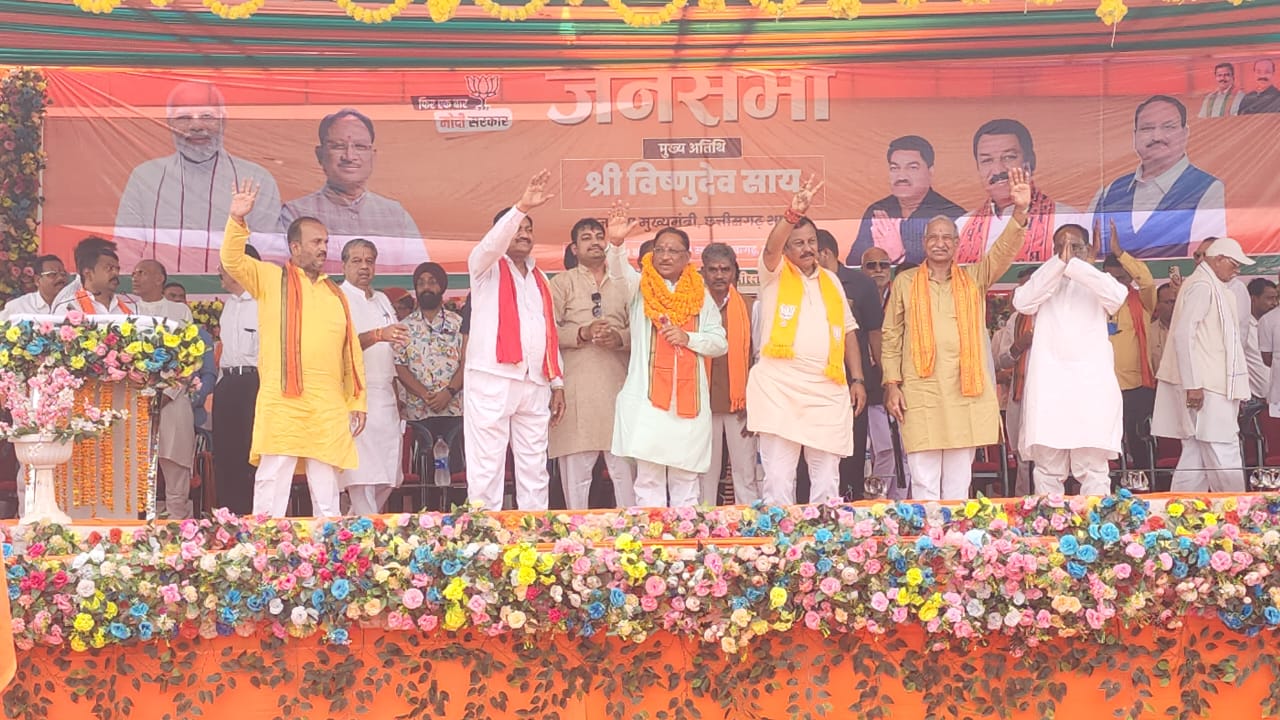 भाजपा के वरिष्ठ नेता और मुख्यमंत्री विष्णुदेव साय ने आज बेमेतरा जिले के नवागढ़ में आमसभा को संबोधित किया