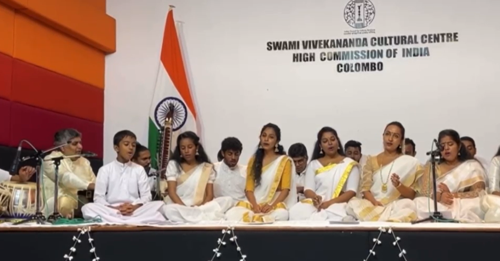 कोलम्‍बो में गुरुदेव रवीन्द्रनाथ टैगोर की 163वीं जयंती के अवसर पर  स्वामी विवेकानन्द सांस्कृतिक केन्द्र, कोलम्‍बो के विद्यार्थियों ने रवीन्द्र संगीत प्रस्तुत किया