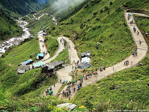 रूद्रप्रयाग की पुलिस अधीक्षक डॉ. विशाखा भदाणे ने केदारनाथ यात्रा मार्ग पर यातायात व्यवस्थाओं का निरीक्षण किया
