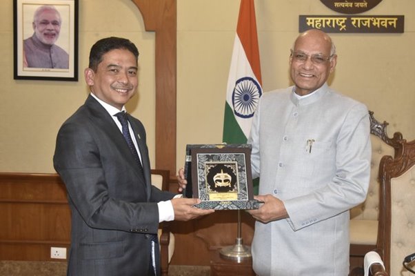 Malaysia’s newly appointed High Commissioner to India Muzaffar Shah Mustafa meets Maharashtra Governor Ramesh Bais
