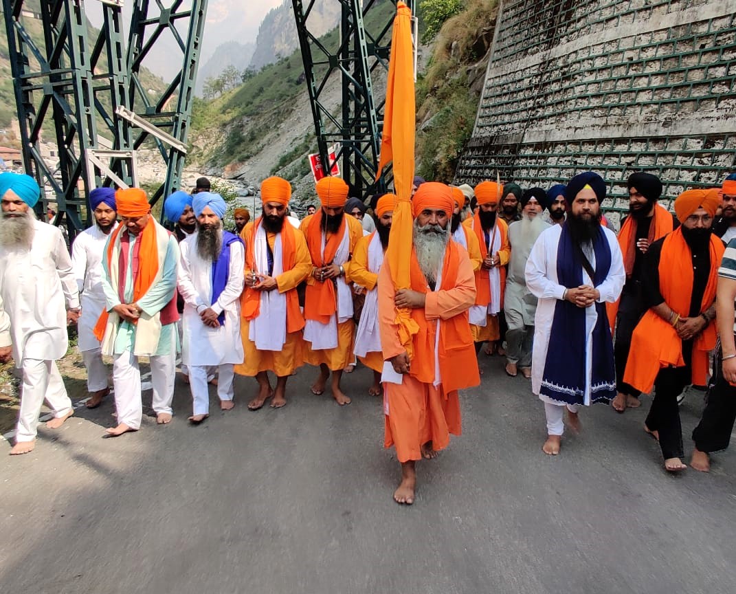 चमोली: हेमकुंड साहिब यात्रा के लिए गुरुद्वारा गोविंदघाट से पंच प्यारों की अगुवाई में श्रद्धालुओं का पहला जत्था रवाना।