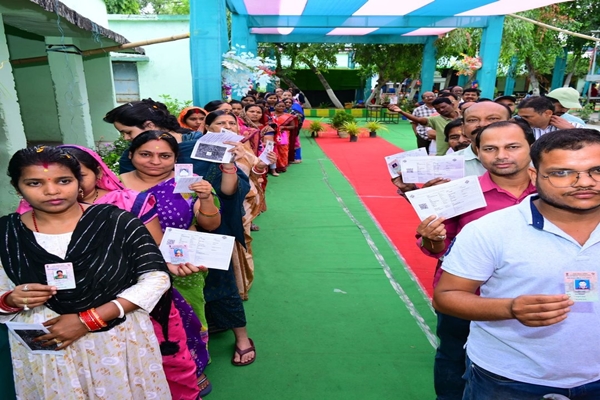 লোকসভা নিৰ্বাচনৰ পঞ্চম পৰ্যায়ৰ ভোটগ্রহণ অব্যাহত