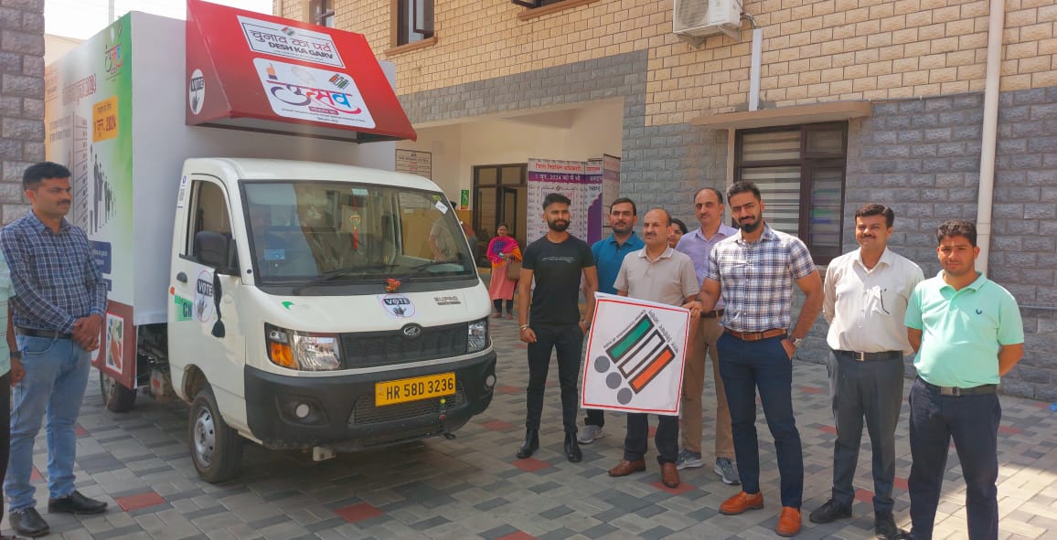 जिला निर्वाचन अधिकारी उपायुक्त जतिन लाल ने आज लोकतंत्र उत्सव वाहन को हरी झंडी दिखाकर रवाना किया