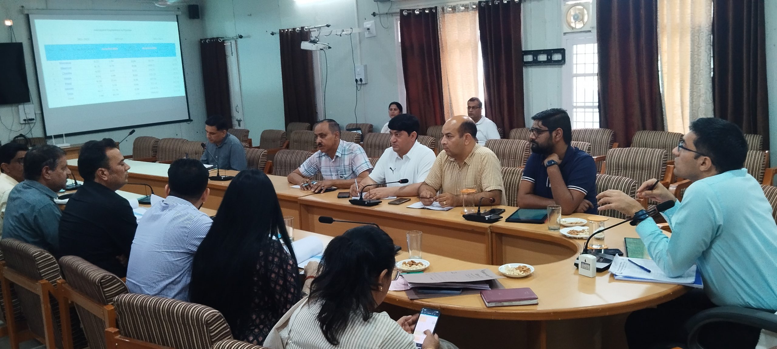 उपायुक्त मुकेश रेपसवाल की अध्यक्षता में समीक्षा-बैठक का हुआ आयोजन