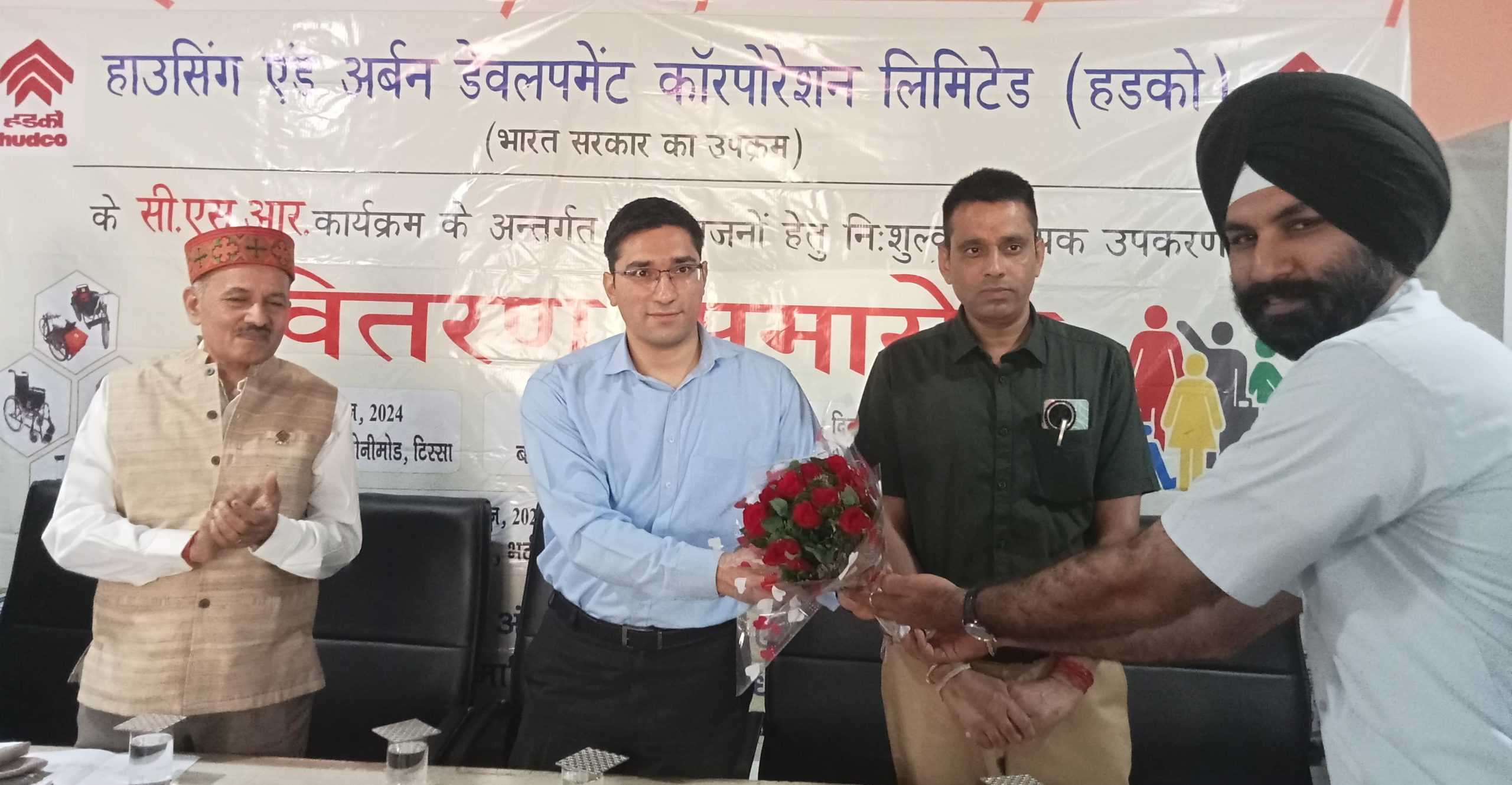उपायुक्त मुकेश रेपसवाल ने दिव्यांगजनों को वितरित किए कृत्रिम अंग व सहायक उपकरण