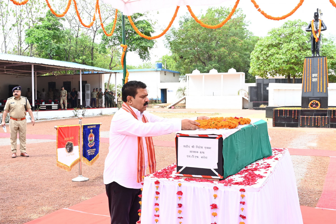 शहीद जवान नितेश एक्का को आज चौथी बटालियन माना में श्रद्धांजलि अर्पित की गई