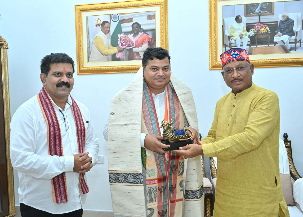 छत्तीसगढ़ के मुख्यमंत्री विष्णुदेव साय से कल मंगलवार को रायपुर में केन्द्रीय जल शक्ति राज्यमंत्री राजभूषण चौधरी ने मुलाकात की