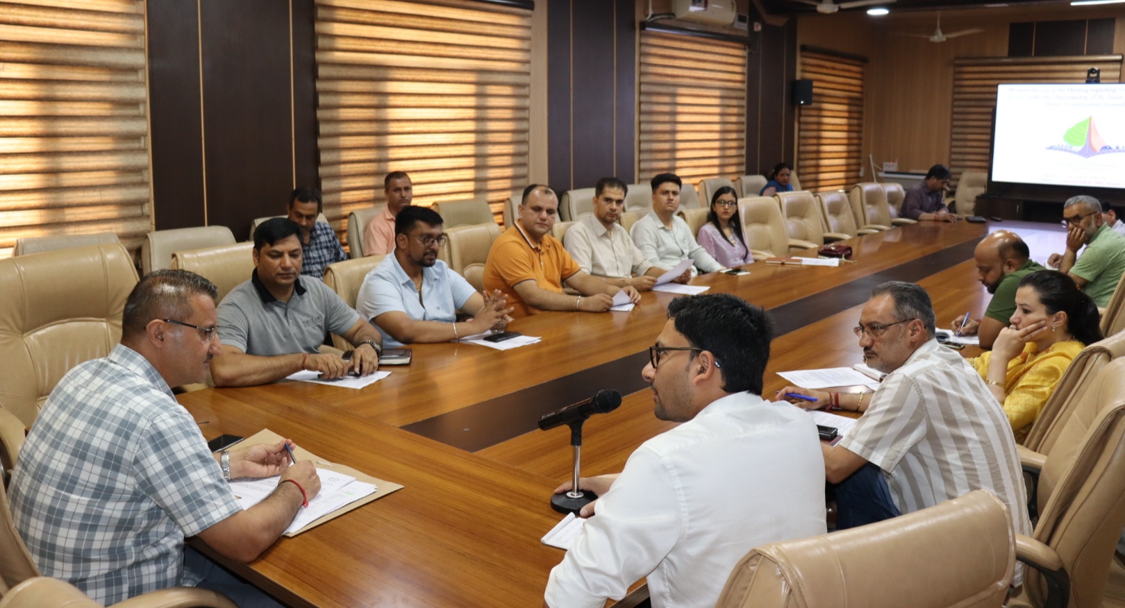 उपायुक्त सिरमौर सुमित खिमटा ने जिला सिरमौर में स्वच्छता ग्रीन लीफ रेटिंग प्रणाली के कार्यान्वयन बैठक की अध्यक्षता की