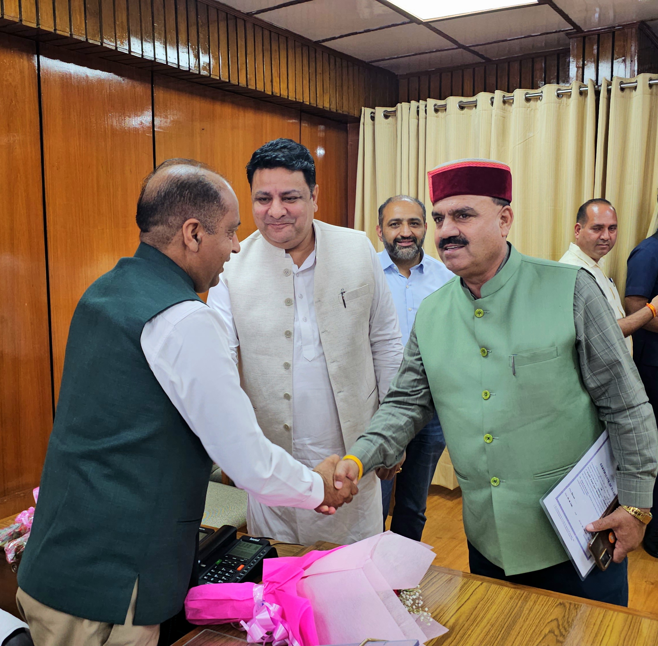 भाजपा के नवनियुक्त विधायक सुधीर शर्मा और इंदर दत्त लखनपाल का विधानसभा पहुंचने पर स्वागत
