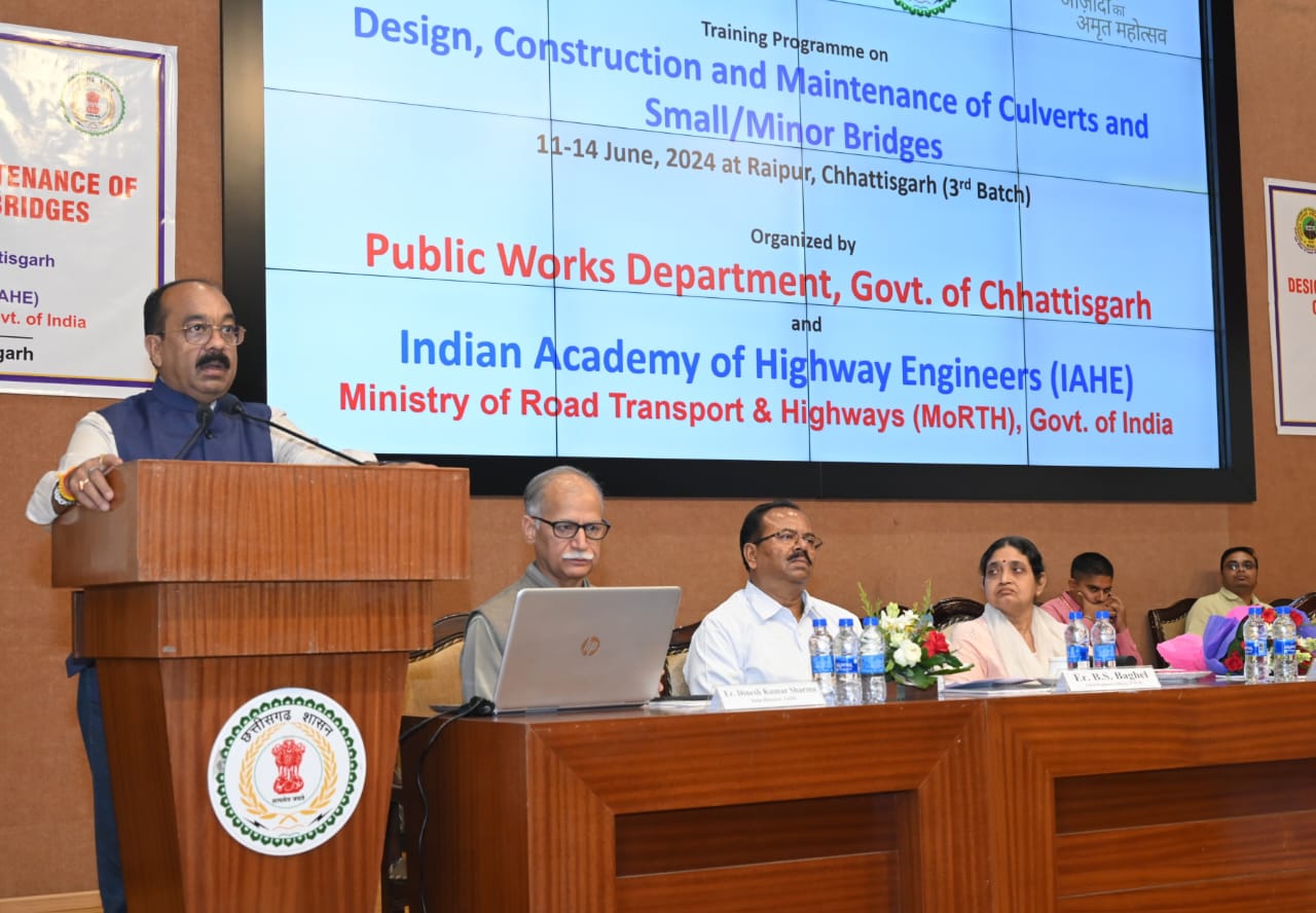 लोक निर्माण विभाग की ओर से रायपुर और दुर्ग संभाग के अभियंताओं के लिए चार दिवसीय प्रशिक्षण कार्यक्रम की शुरूआत