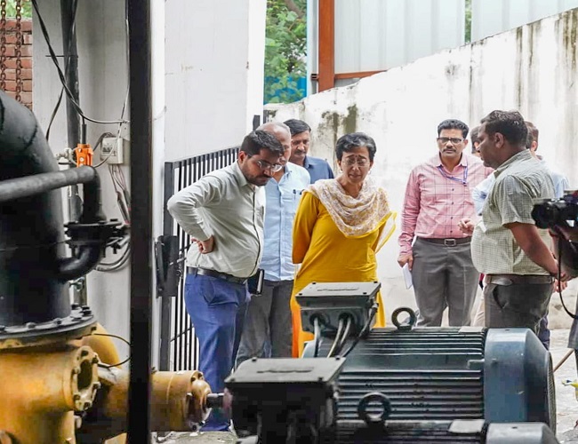 दिल्ली की जलमंत्री आतिशी ने चन्द्रावल वाटर ट्रीटमेंट प्लांट स्थित पम्प हाउस का आज निरीक्षण किया