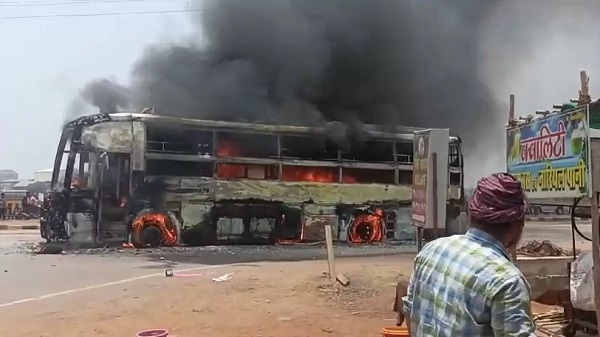 जगदलपुर से राजधानी रायपुर आ रही एक यात्री बस में आग लगने से एक महिला घायल हो गई