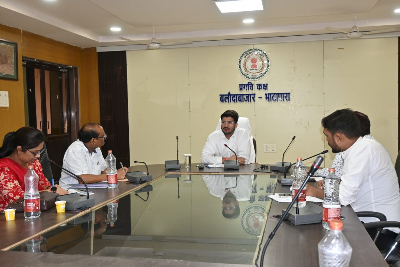 छत्तीसगढ़ के बलौदाबाजार कलेक्टर दीपक सोनी ने आज स्वास्थ्य विभाग के कार्यों की समीक्षा की