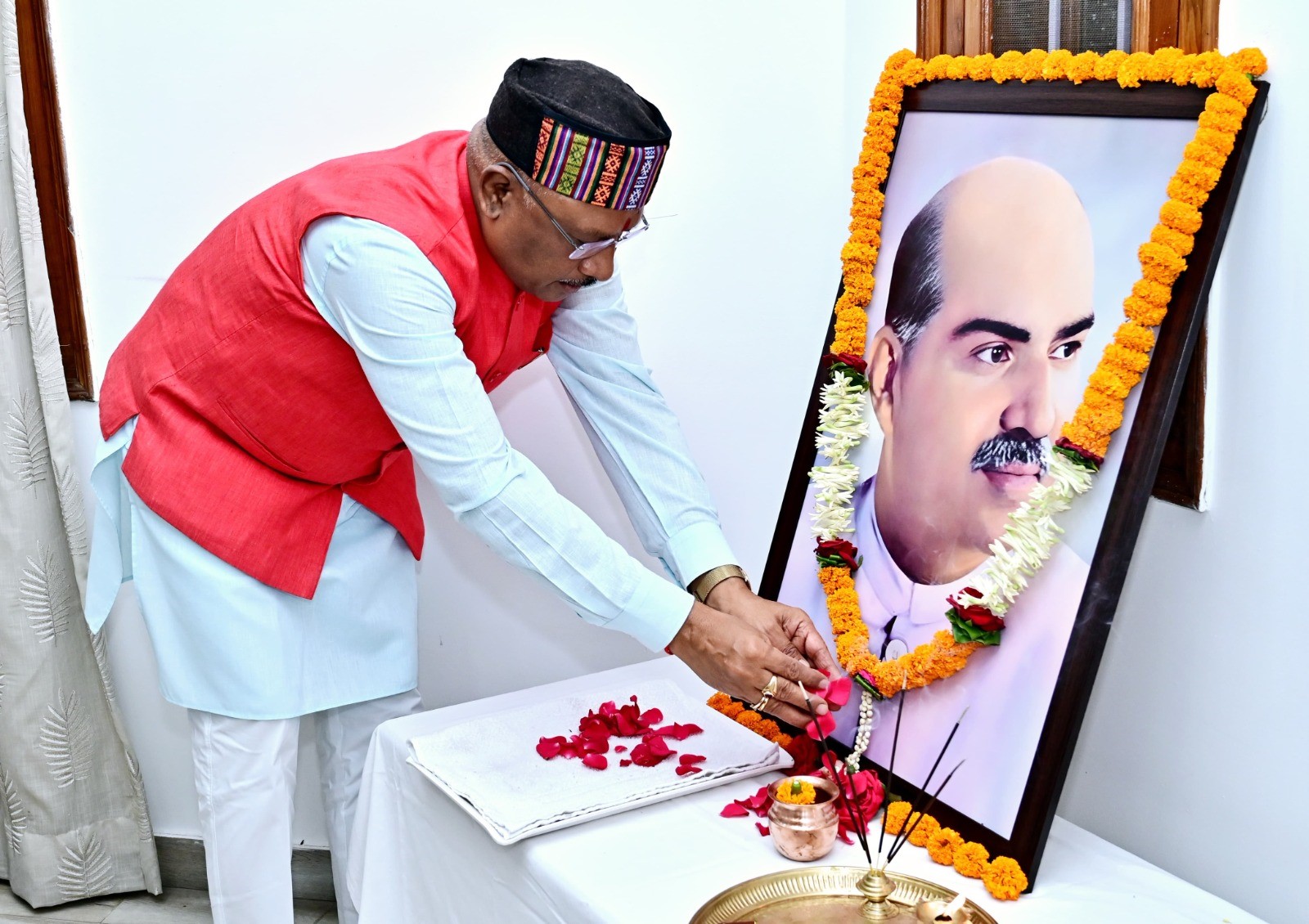 डॉक्टर श्यामा प्रसाद मुखर्जी की पुण्यतिथि पर मुख्यमंत्री विष्णु देव साय ने उनके तैलचित्र पर पुष्प अर्पित कर उन्हें श्रद्धांजलि दी