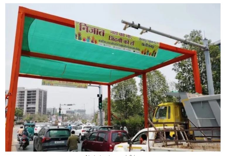 गर्मी से बचने के लिए शहर के सभी प्रमुख चौक-चौराहों पर शेड लगाया गया