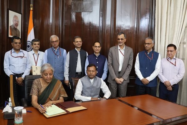 বিত্ত আৰু কৰ্প’ৰেট পৰিক্ৰমা বিভাগৰ দায়িত্বভাৰ গ্ৰহণ নির্মলা সীতাৰমনৰ