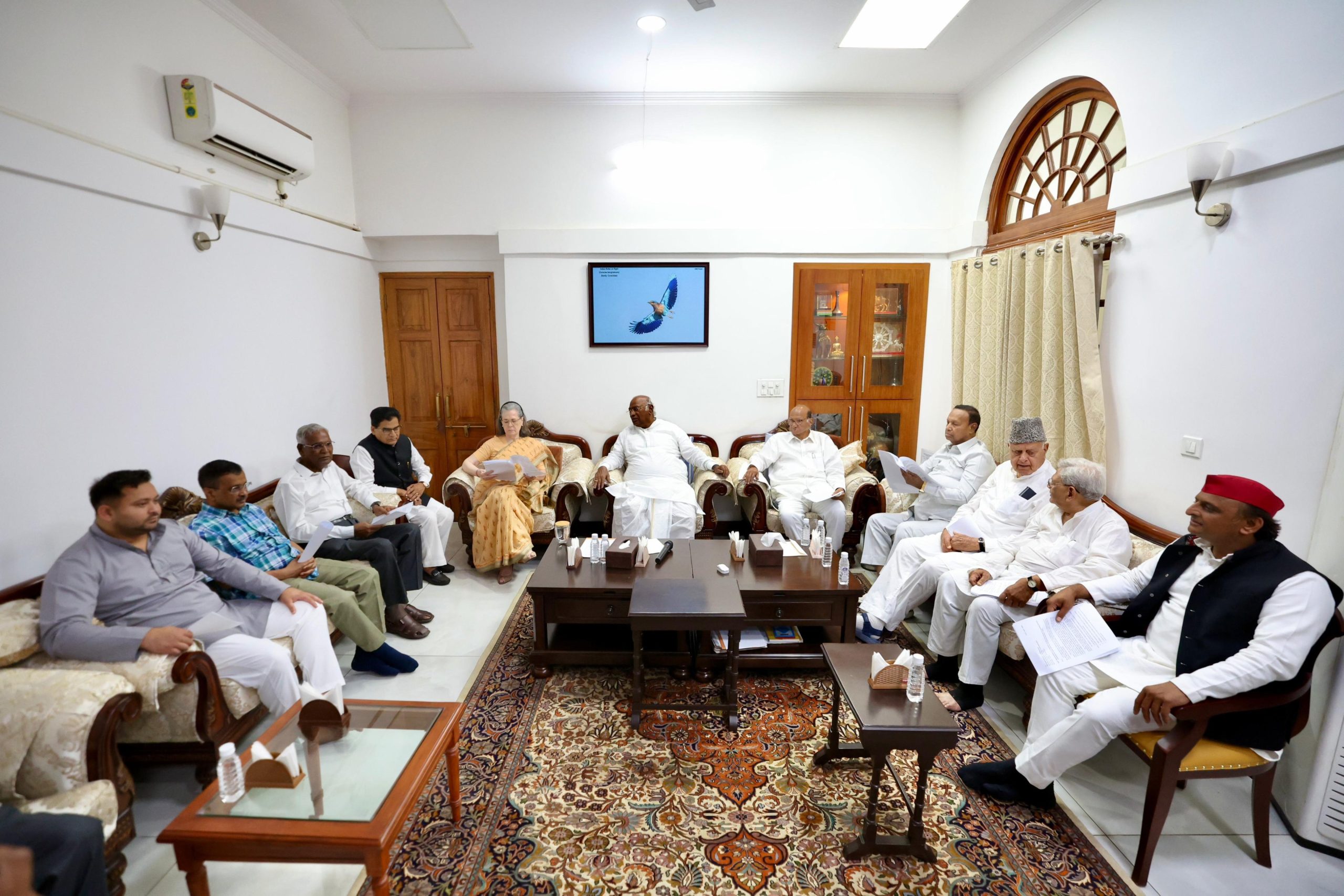 लोकसभा चुनाव की मंगलवार को होने वाली मतगणना के पहले विपक्षी आईएनडीआई गठबंधन भविष्‍य की रणनीति की रूपरेखा तैयार करने के लिए नई दिल्‍ली में एक बैठक कर रहा है
